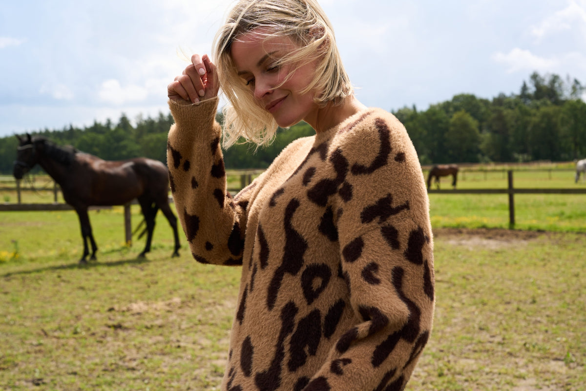NED Dutch Fashion Design Pullover Otila – Kuscheliger Leo-Look in Camel und braun
