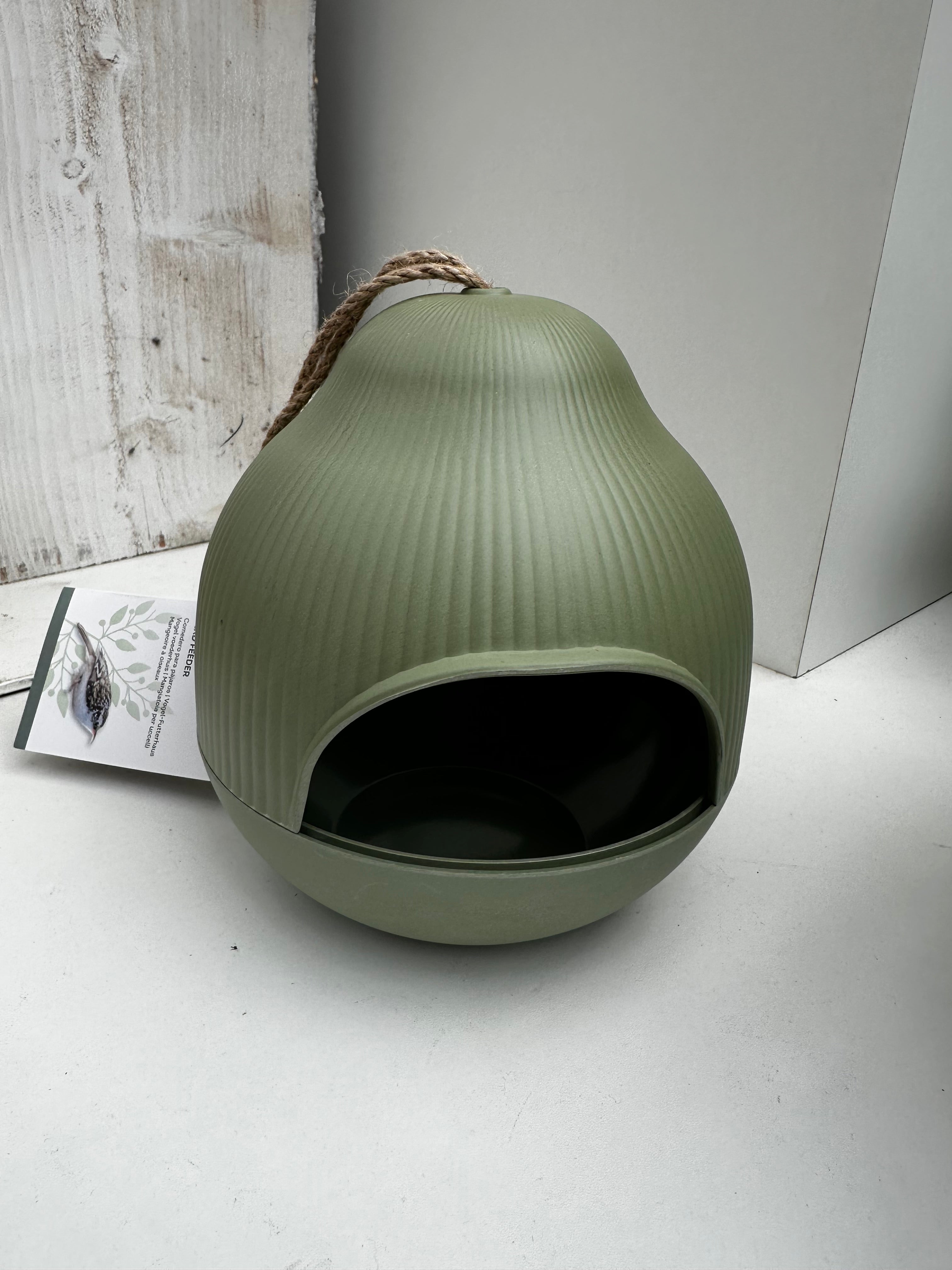 Decoris Vogel-Futterhaus „BIRD FEEDER“ aus Kunststoff – Wetterfestes Vogelhaus in 3 Farben