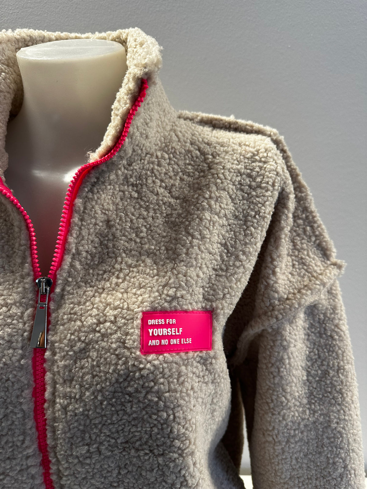 Damen-Teddy-Fleecejacke in Beige mit pinkem Reißverschluss, Ansicht 3