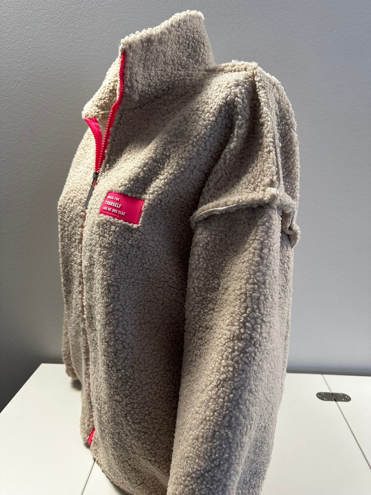 Damen-Teddy-Fleecejacke in Beige mit pinkem Reißverschluss, Ansicht 4