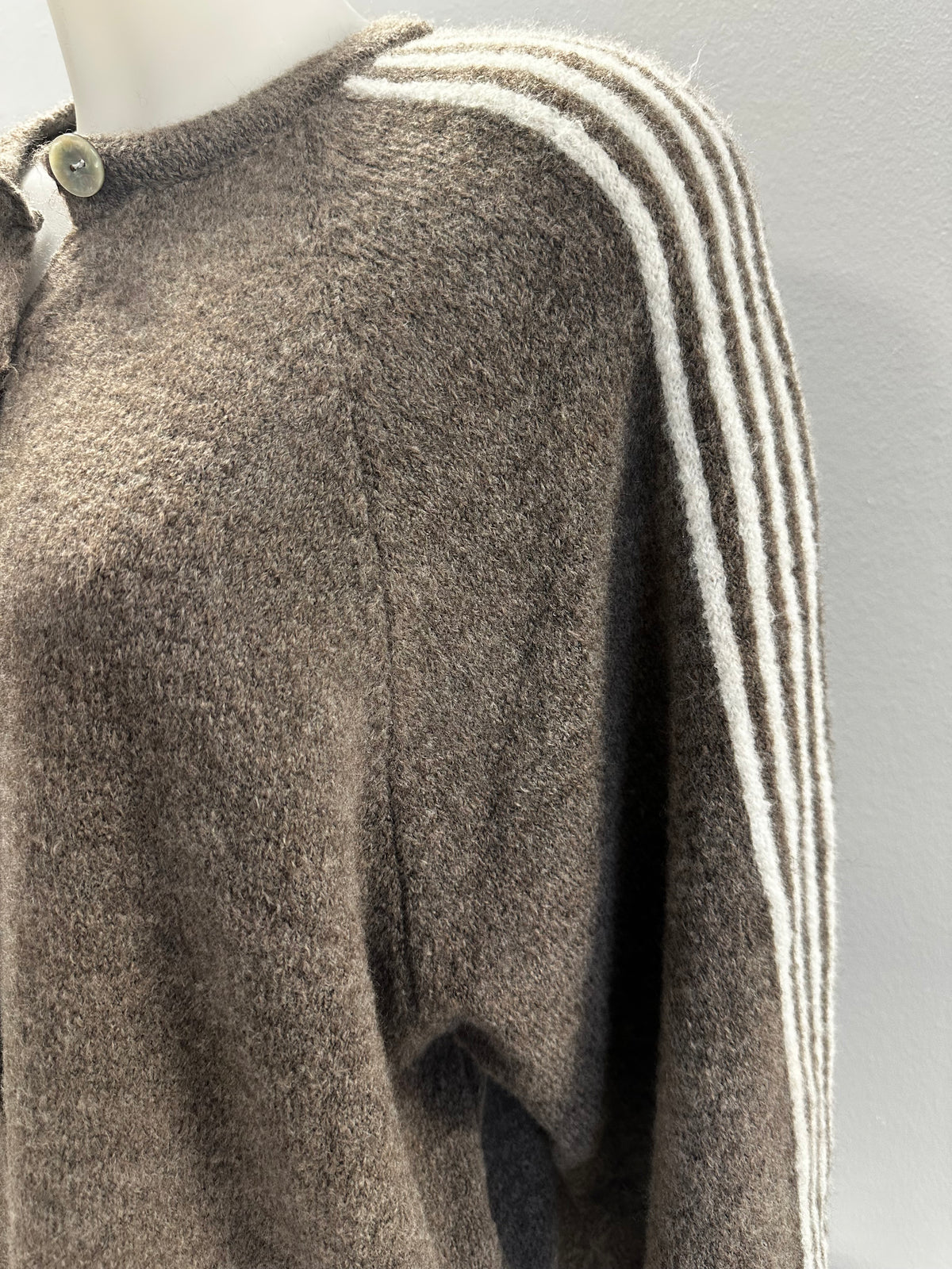 Damen Strickjacke mit Knopfleiste und Streifen an den Ärmeln one size