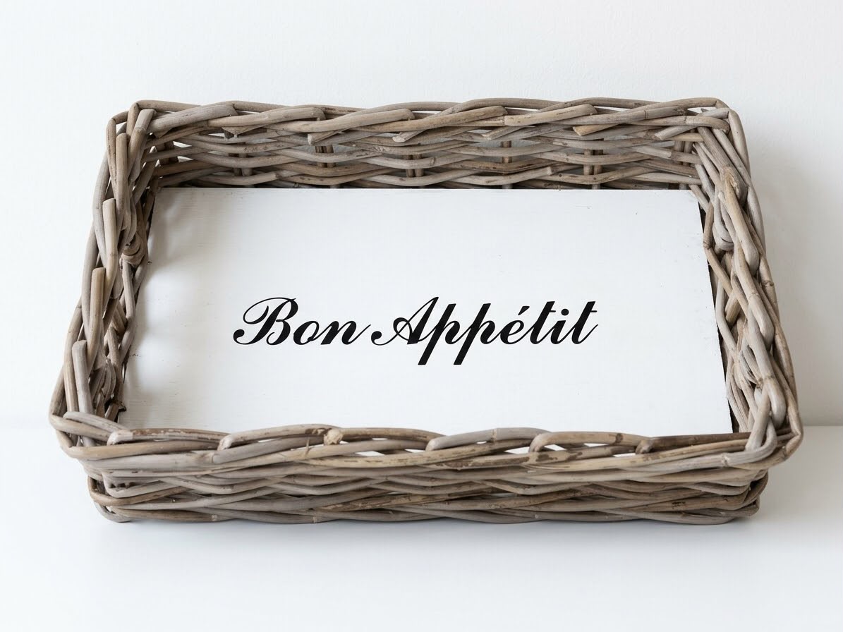 Dekoratives Tablett aus Naturgeflecht mit Schriftzug „Bon Appétit“