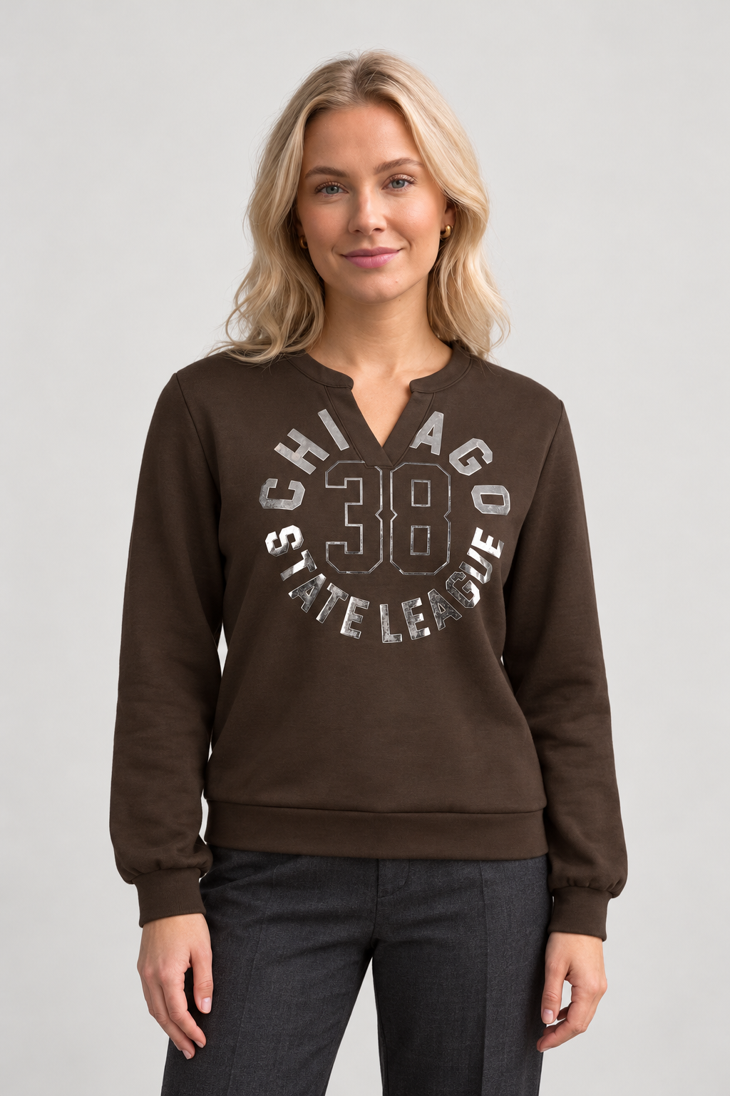 Chicago Print – Vorderansicht am Model #Farbe_Braun