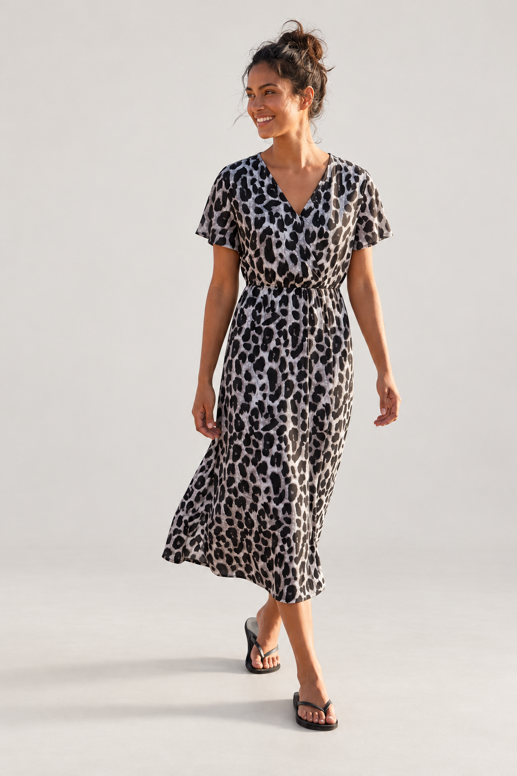 Sommerkleid Leoprint – Studioansicht am Model