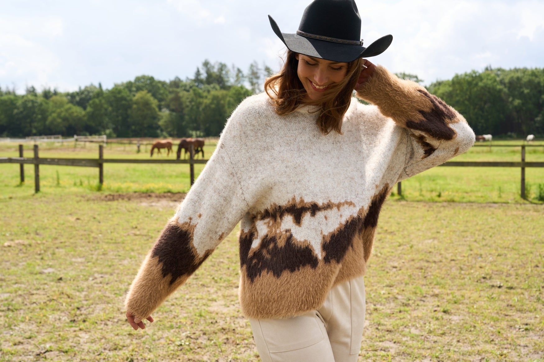 NED Dutch Fashion Damen Pullover ETNE – Wollweißer Strickpullover mit braunem Print