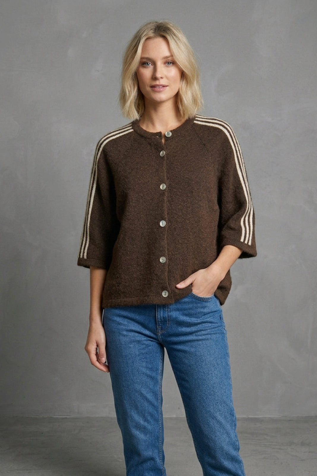 Damen Strickjacke mit Knopfleiste und Streifen an den Ärmeln one size