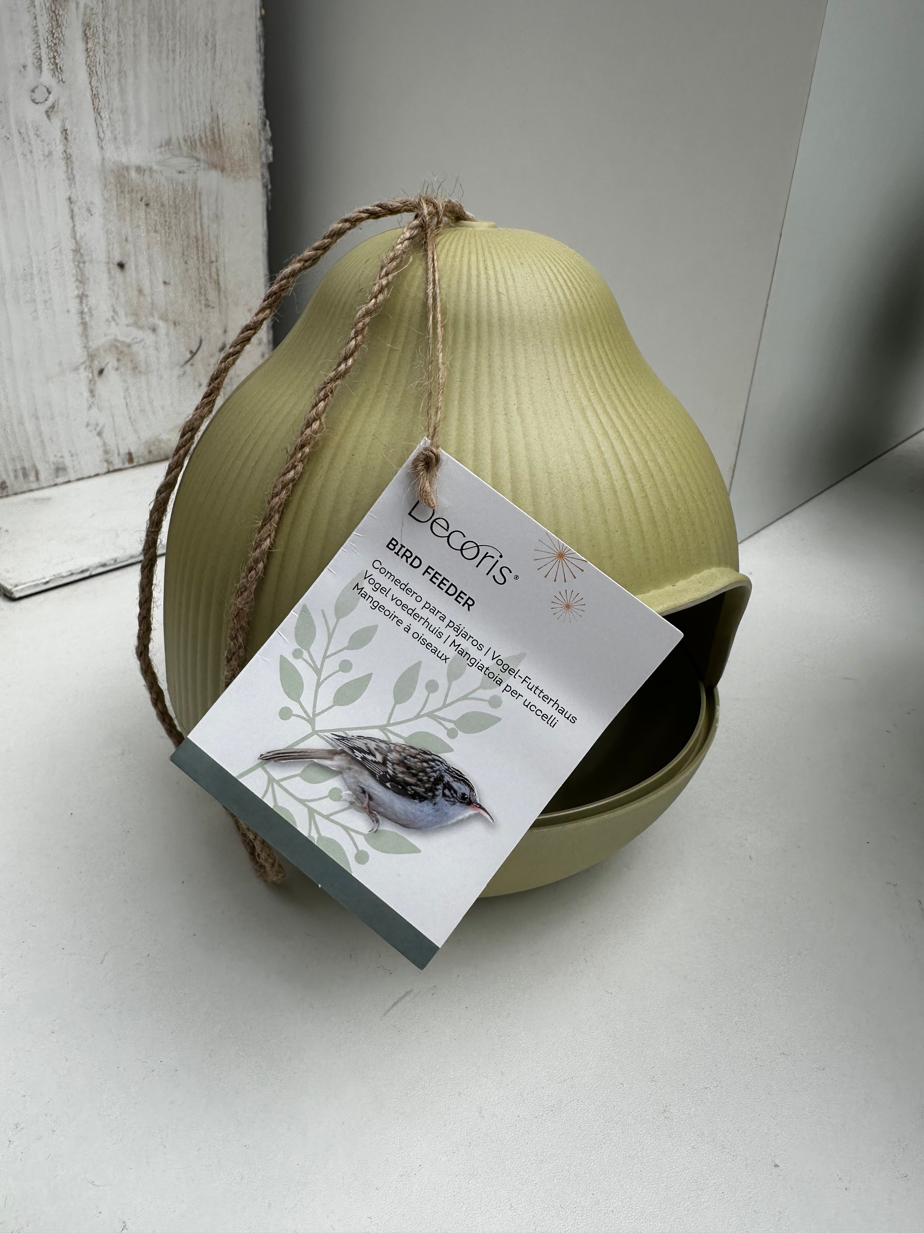 Decoris Vogel-Futterhaus „BIRD FEEDER“ aus Kunststoff – Wetterfestes Vogelhaus in 3 Farben