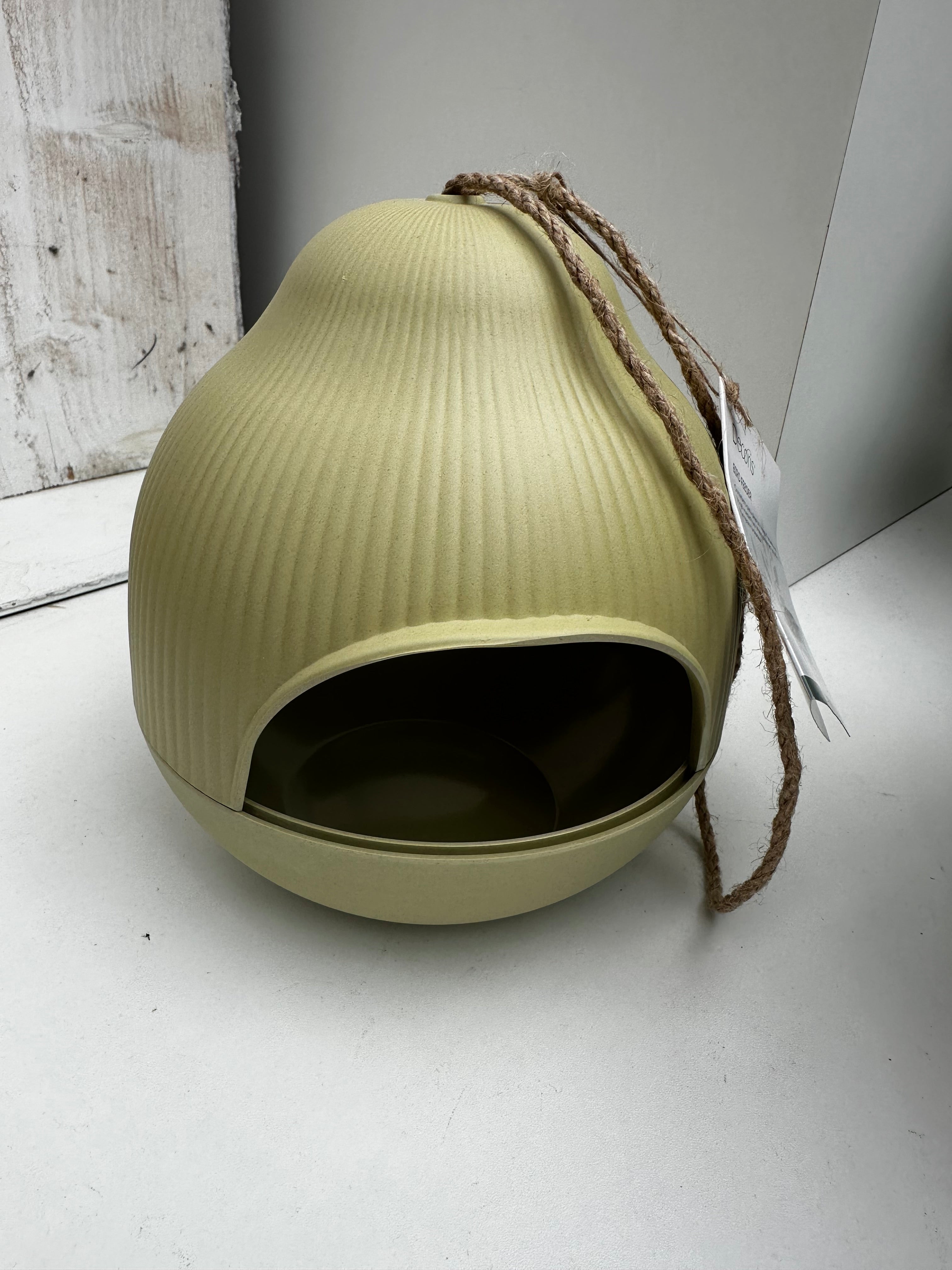 Decoris Vogel-Futterhaus „BIRD FEEDER“ aus Kunststoff – Wetterfestes Vogelhaus in 3 Farben