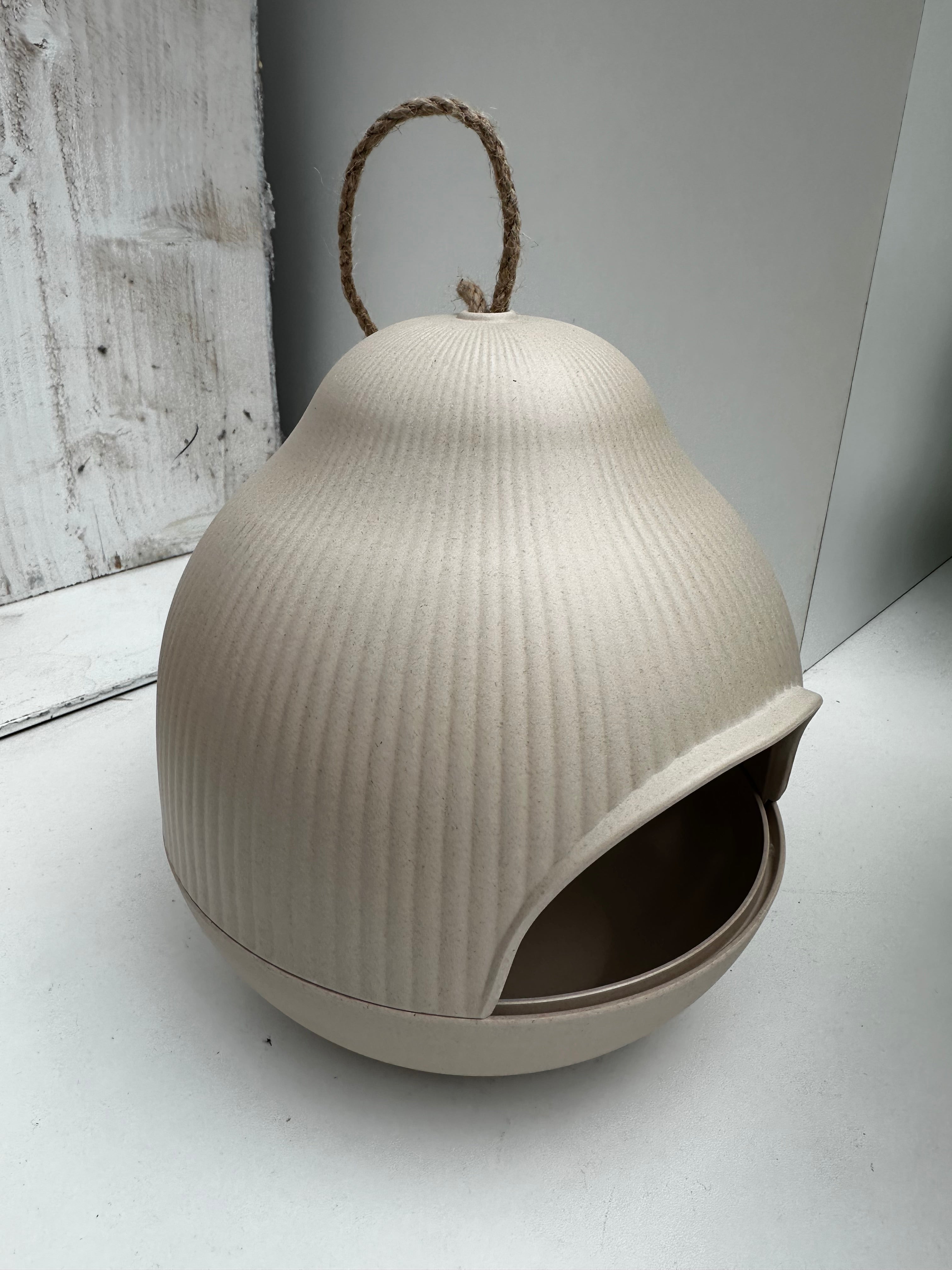 Decoris Vogel-Futterhaus „BIRD FEEDER“ aus Kunststoff – Wetterfestes Vogelhaus in 3 Farben