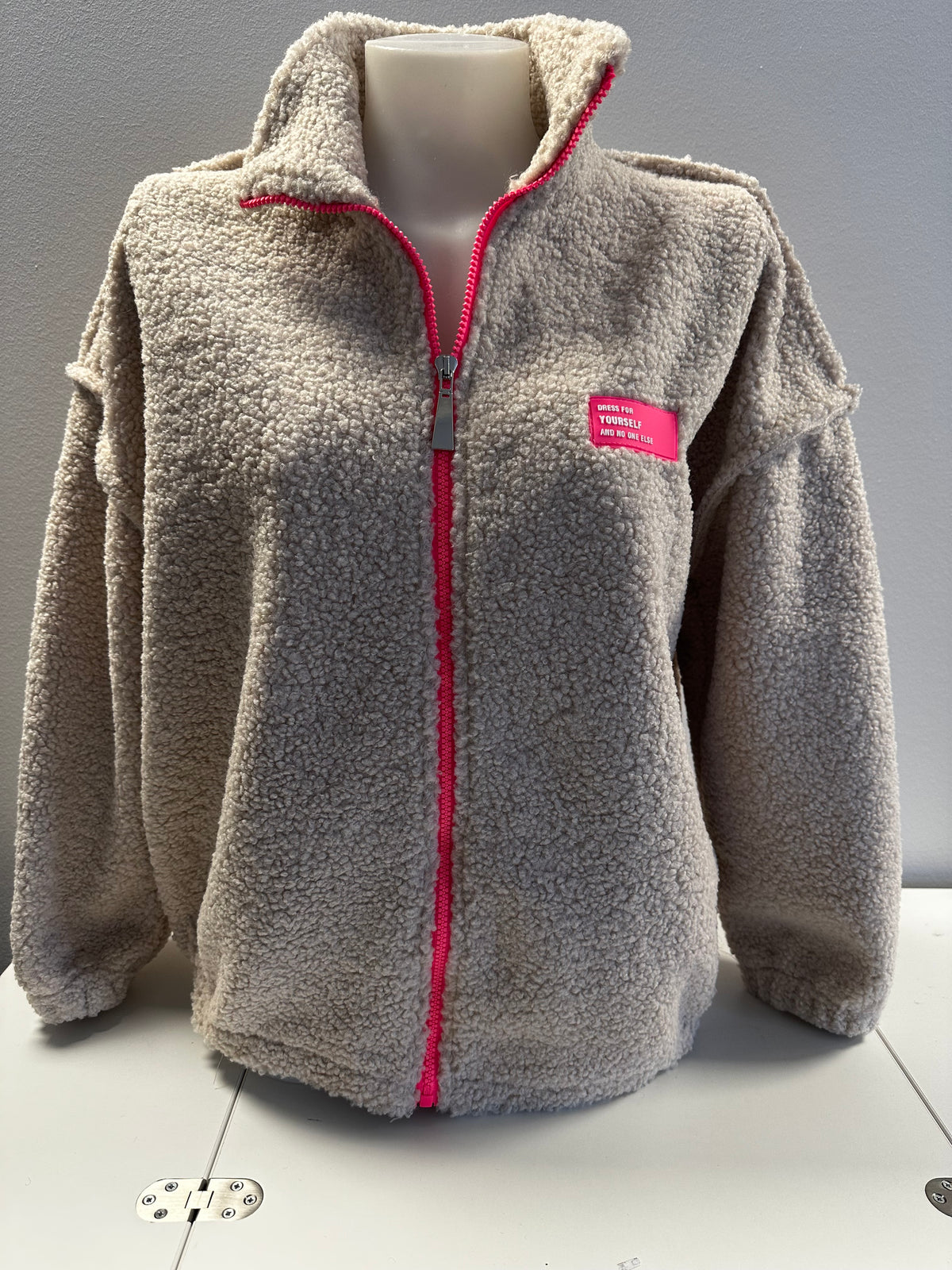Damen-Teddy-Fleecejacke in Beige mit pinkem Reißverschluss, Ansicht 2