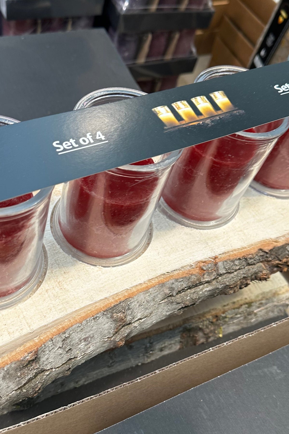 Detail der Holzplatte mit roten Glaswindlichtern