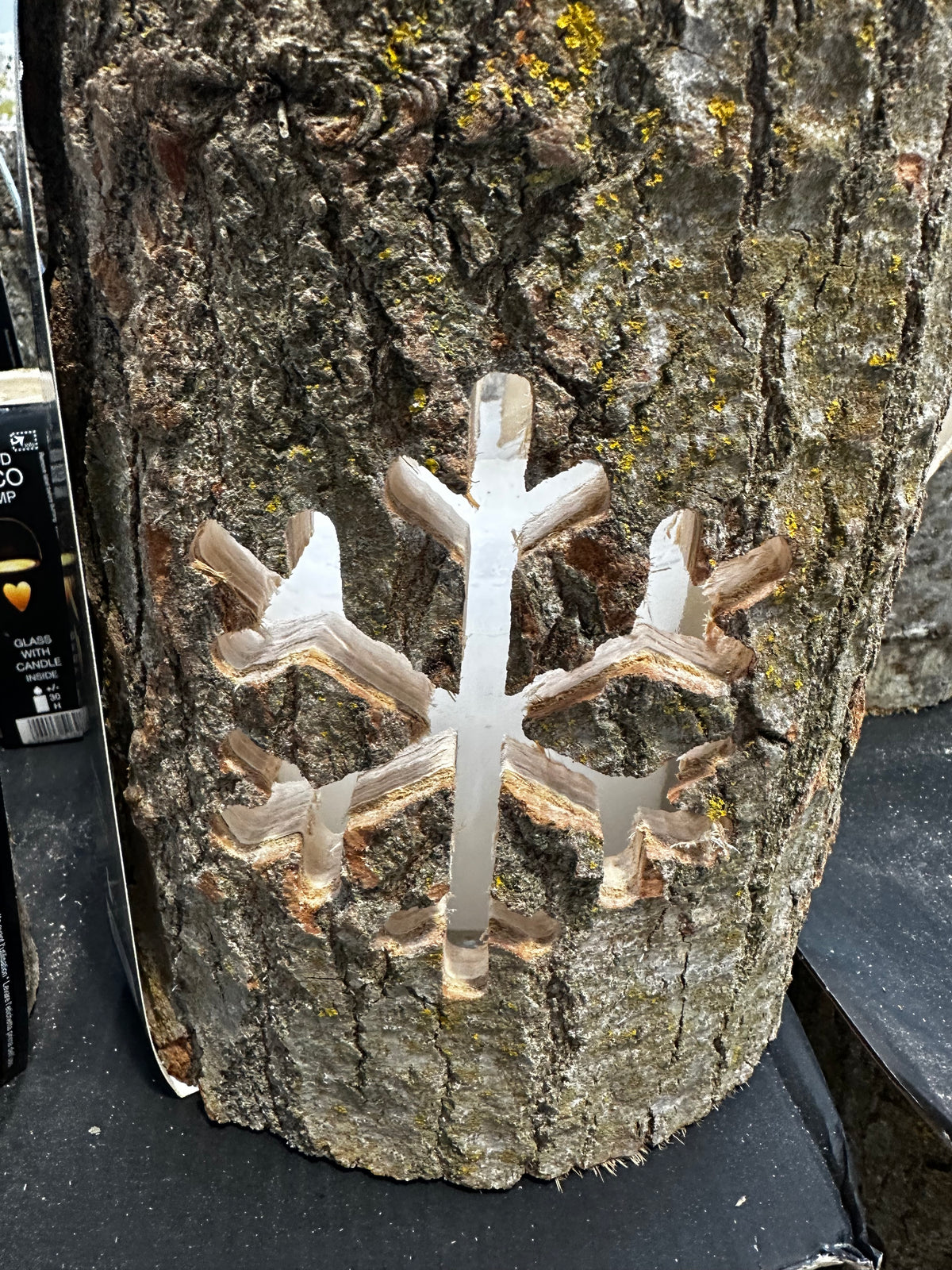 Detail des Echtholz-Windlichts mit Schneeflockenmotiv