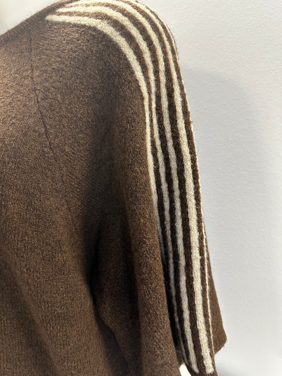 Damen Strickjacke mit Knopfleiste und Streifen an den Ärmeln one size