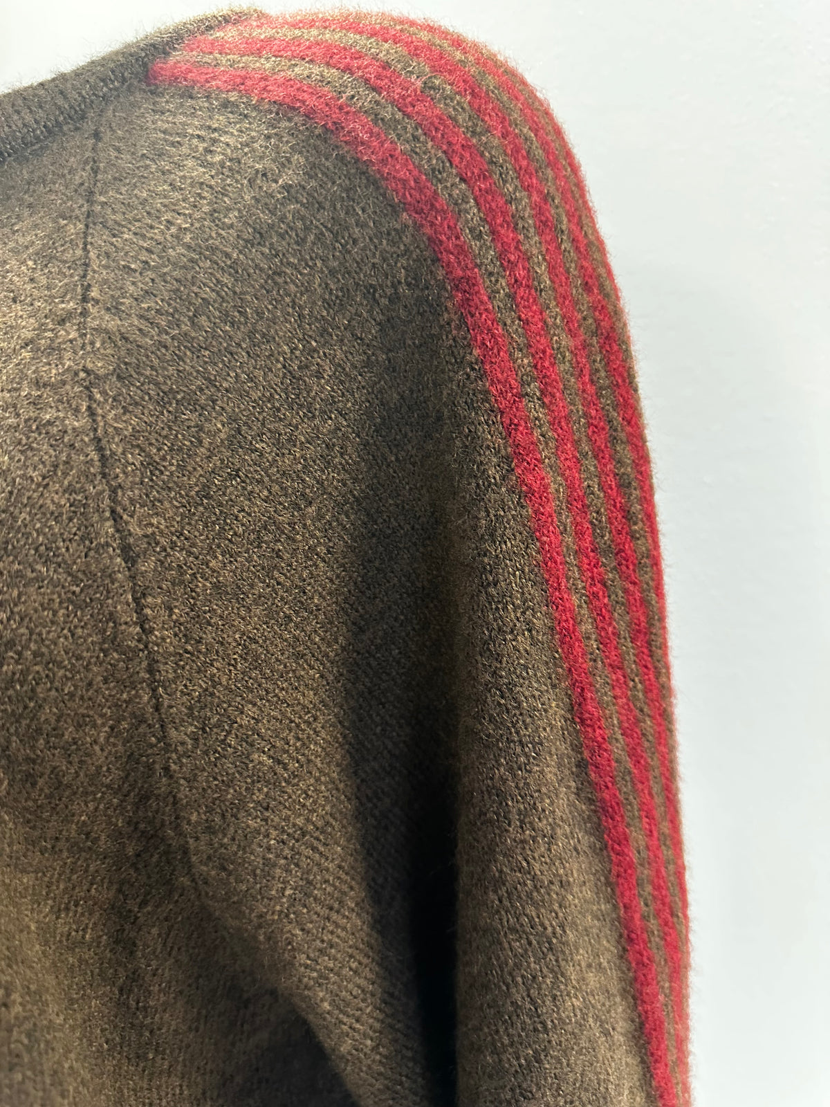 Damen Strickjacke mit Knopfleiste und Streifen an den Ärmeln one size