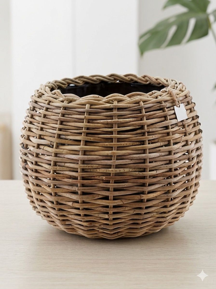Rattankorb für Pflanzen mit Einsatz – Dekorativer Pflanzkorb aus natürlichem Rattan mit Kunstoffeinsatz Pflanzkübel Van der Leeden