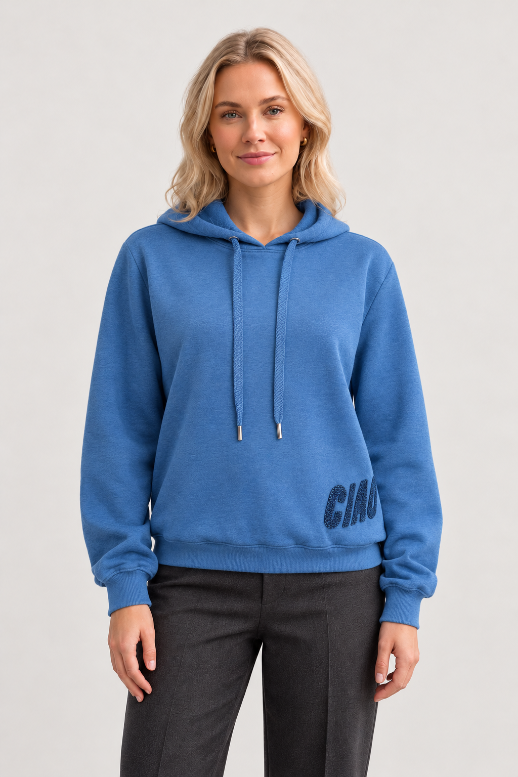 CIAO Hoodie in Denim Blau – Vorderansicht am Model