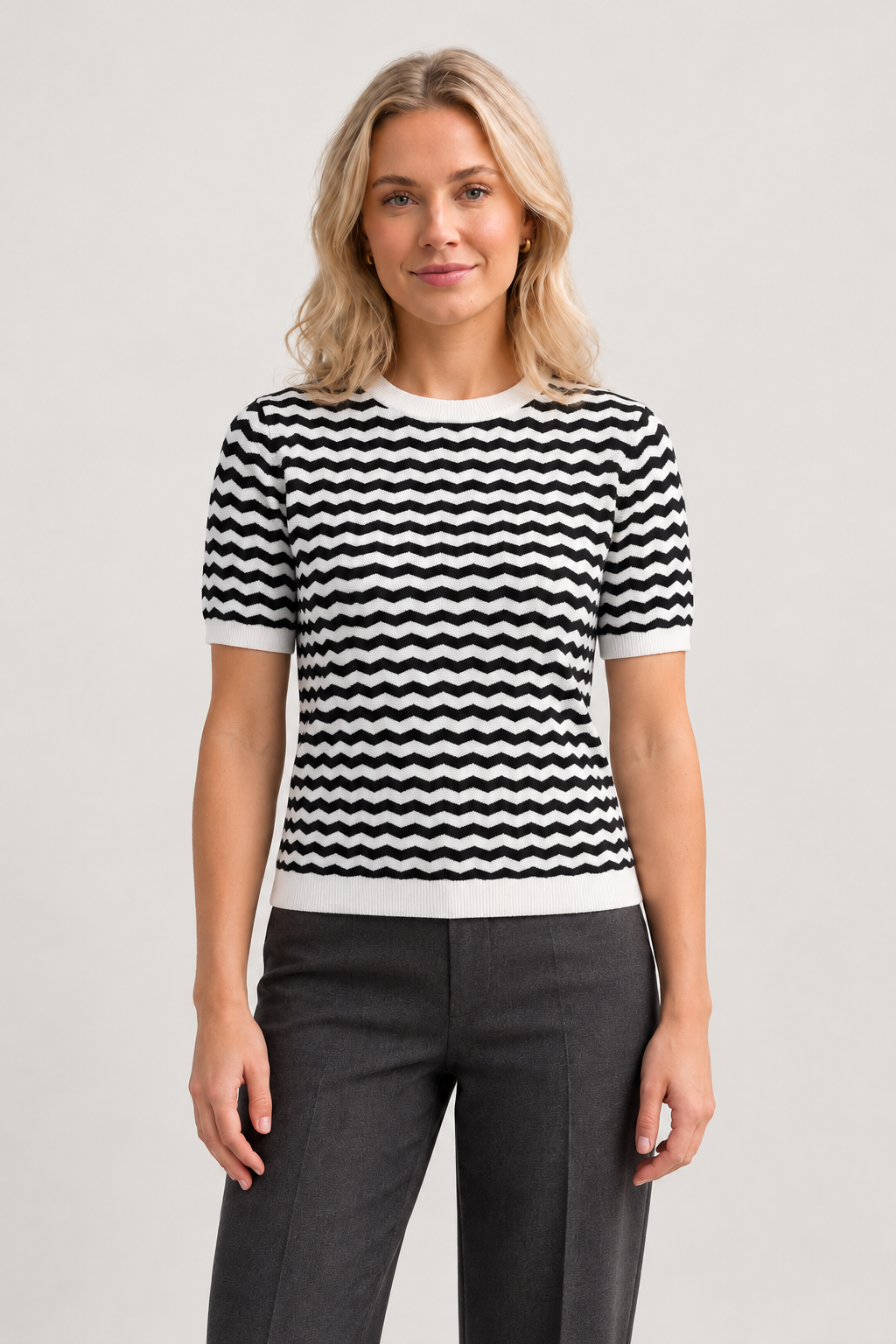 Kurzarm-Pullover Schwarz-Weiß – Vorderansicht am Model