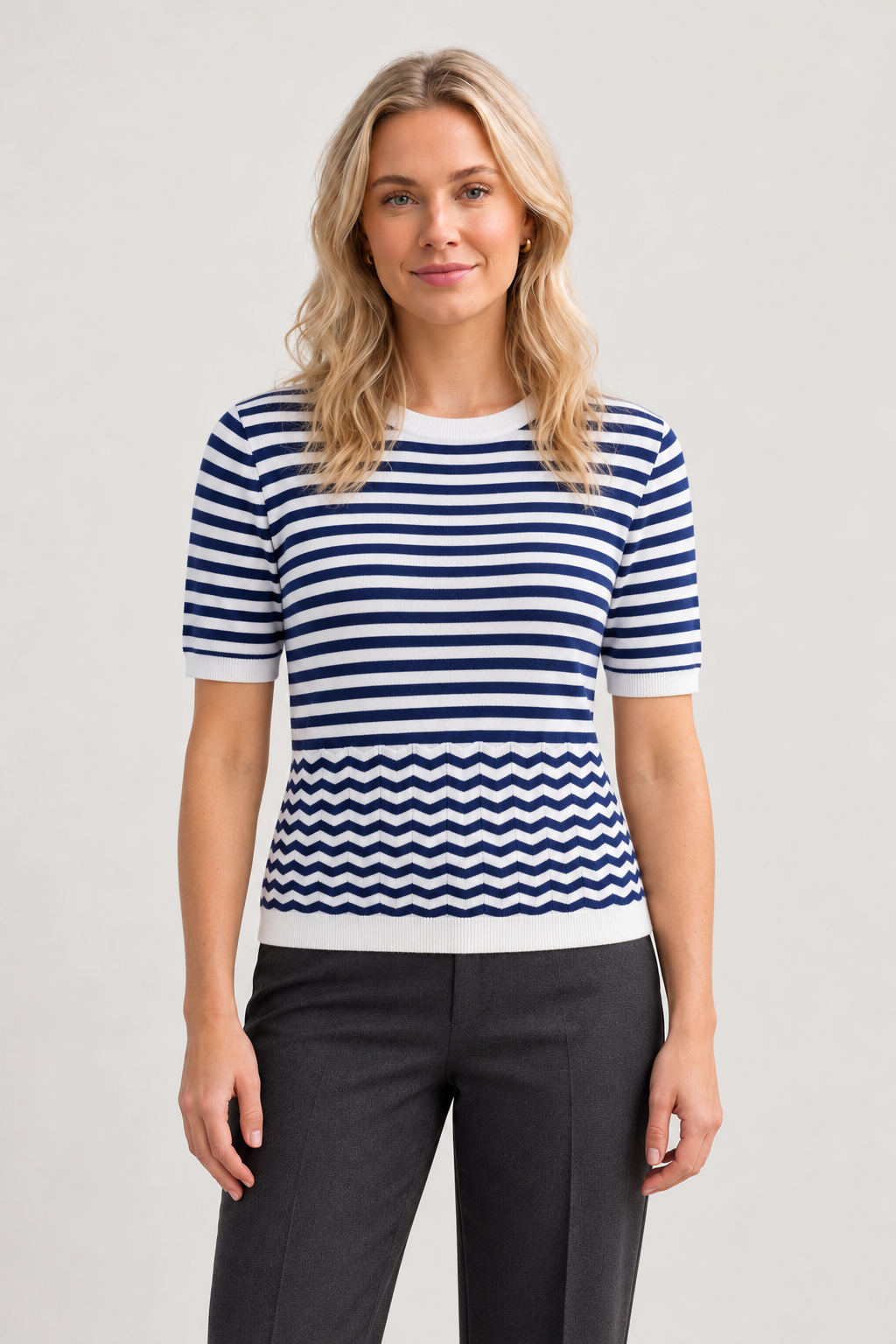 Kurzarm-Pullover Blau-Weiß – Vorderansicht am Model