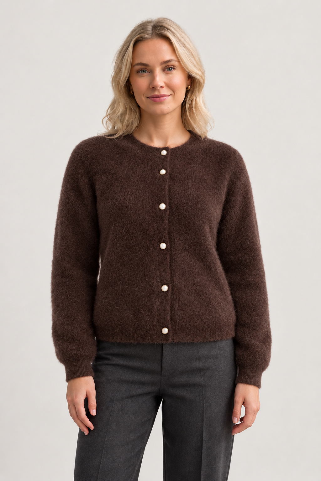 NED DELTA Strick-Cardigan – braun – Vorderansicht am Model #Farbe_Braun