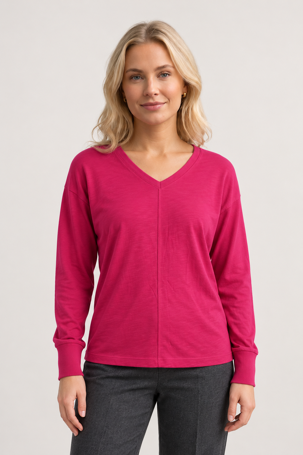 Enjoy V-Neck Shirt – Vorderansicht am Model #Farbe_Pink