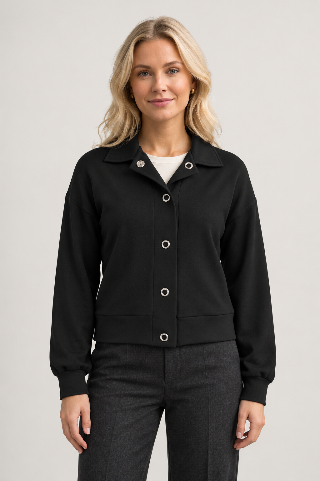 Enjoy Sweatjacke mit Druckknöpfen – schwarz – Vorderansicht am Model #Farbe_Schwarz